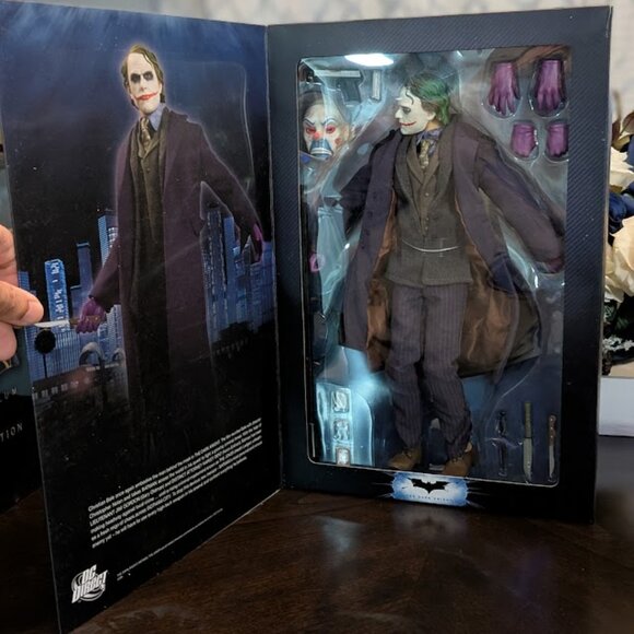 O1 DC DIRECT The Joker Deluxe Collector Figure - Picture 2 of 8